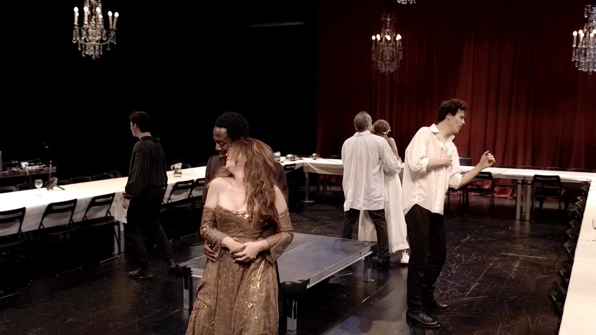 TEATROCLASICO's tweet photo. Hoy estreno de #Elbanquete: actores y espectadores en torno a una mesa brindan por los clásicos. Dirección: Catherine Marnas y Helena Pimenta. Reparto: Lola Baldrich,Pablo Béjar,Jimmy Castro, Gonzalo de Castro, Aleix Melé y Manuela Velasco. Sala Tirso hasta el 3 de junio 22:30 h. https://t.co/AqgkMsHhQF