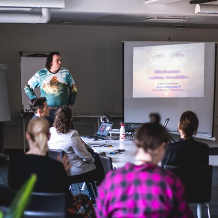AllerMediaOy's tweet photo. Rauhoittumistreenit by Aller. Työhyvinvoinnin teemavuosi toi meille tänään opastusta mindfulnessiin. Treeniä, jumppaa, unta ja palautumista on jo harjoiteltu, nyt opittiin hyviä perusharjoituksia ajatusten rauhoittamiseksi. Toimii vaikka kesken työpäivän! #työhyvinvointi #allerfi https://t.co/obbRbNDD2h