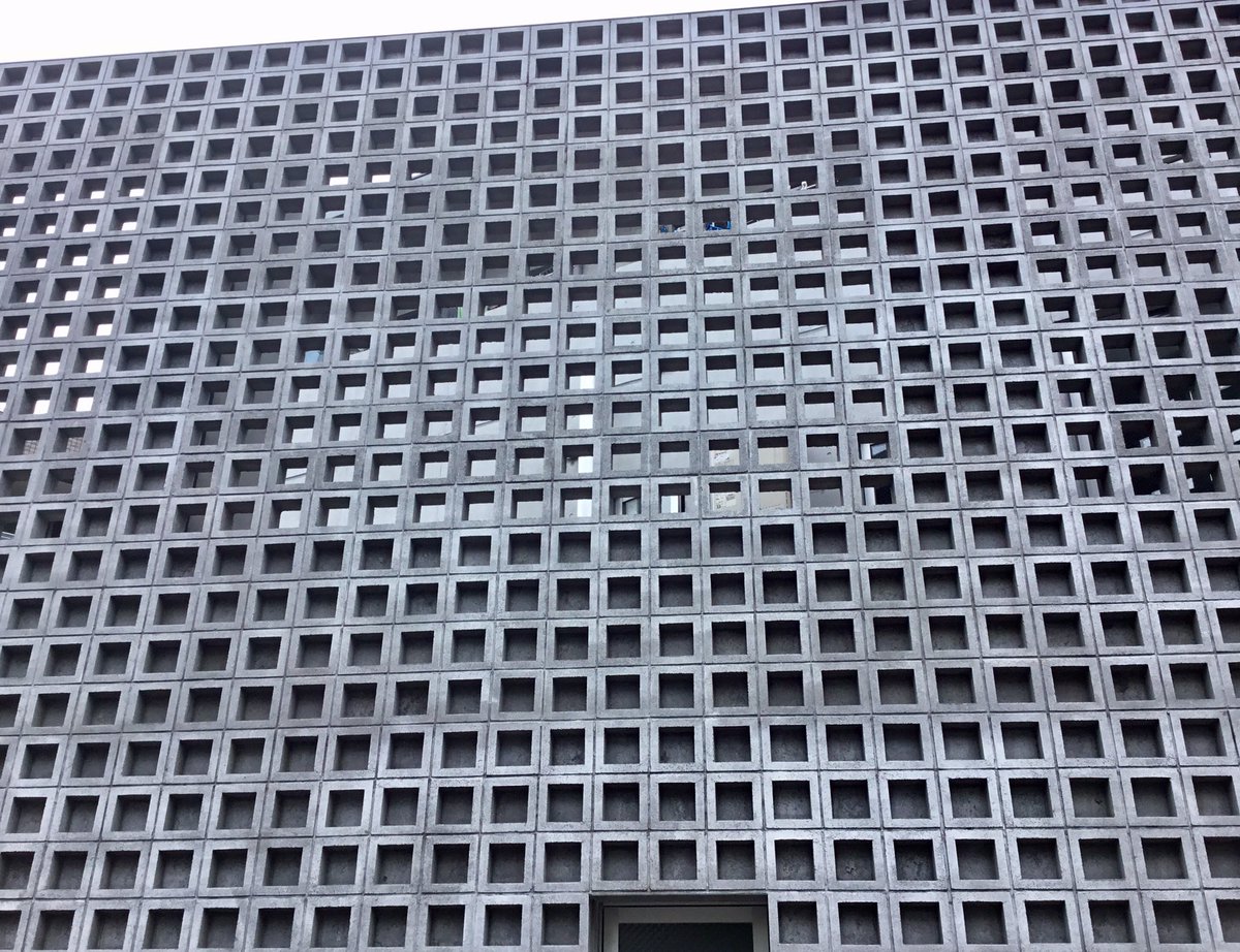 O Xrhsths Michi Sto Twitter 歩いているとき見かけた正方形ブロックウォール 無孔ブロックを下段に有孔ブロックを上段に用いているデザインが上手い O Xrhsths Michi Sto Twitter 歩いているとき見かけた正方形ブロックウォール 無孔ブロックを下段に有孔ブロックを上段に用いているデザインが上手い