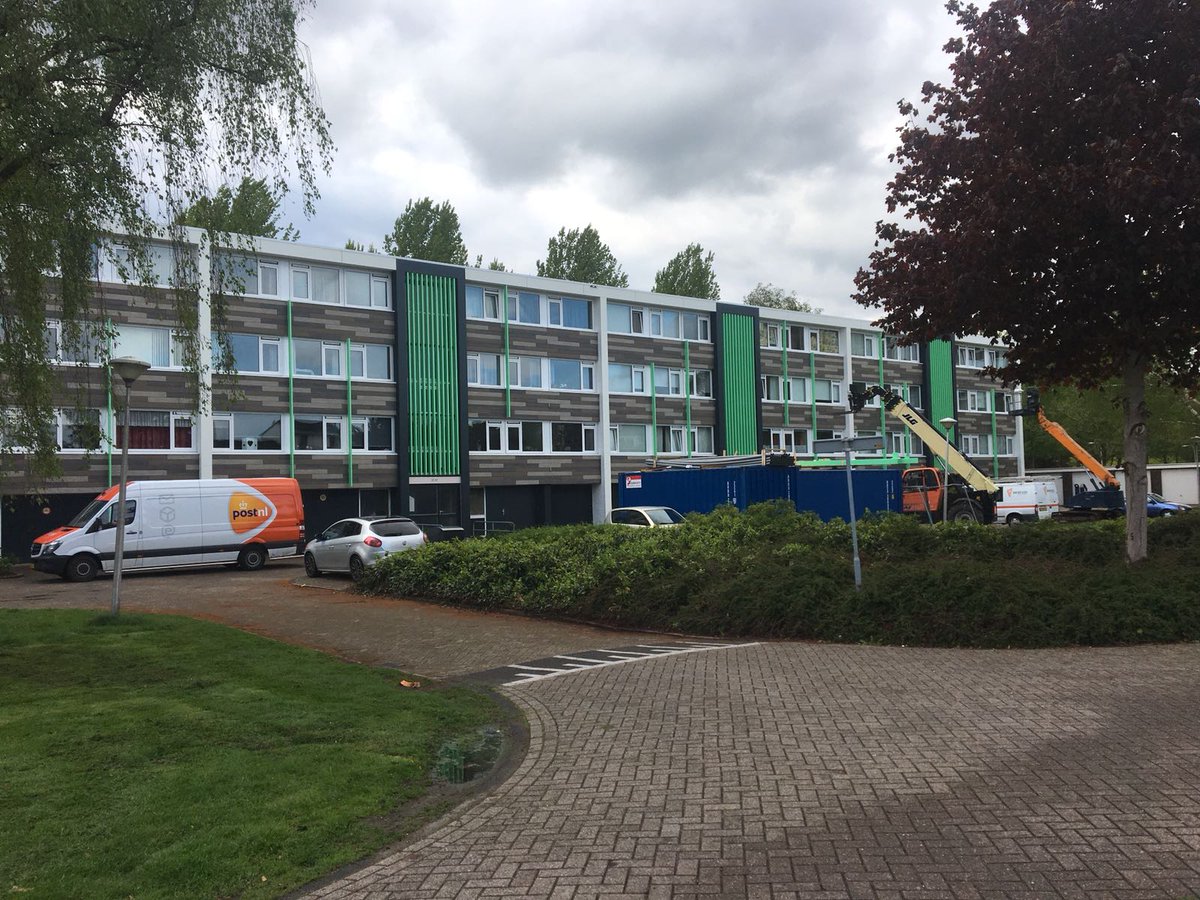 WTArchitecten's tweet photo. In Kampen worden momenteel de laatste werkzaamheden uitgevoerd. De 156 appartementen zijn aan de binnen- en buitenzijde flink verbeterd. De nieuwe uitstraling oogt fris! Bekijk het volledige project ook hier 
https://t.co/MO2wapdolf https://t.co/x0celS9lDU