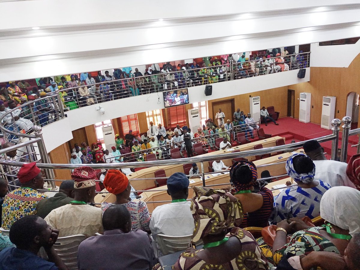 AdabanijaQomaru's tweet photo. The newly elected and swore in parliamentarians in the state of Osun undergoing workshop in the state house of assembly tags #Legislativeprocedure. https://t.co/XH7u8xT4b5