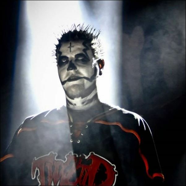 LillyLotus88's tweet photo. Your a monster.
hiding inside a black cloud.
 backstabbing the crowd..
An you hate me for where I'm going.
 but im never gonna back down.
you're just going through all to notions..
yellin shit to be loud. 
 #Monoxide #Twiztid #BlackClouds https://t.co/oetRrCyzMA