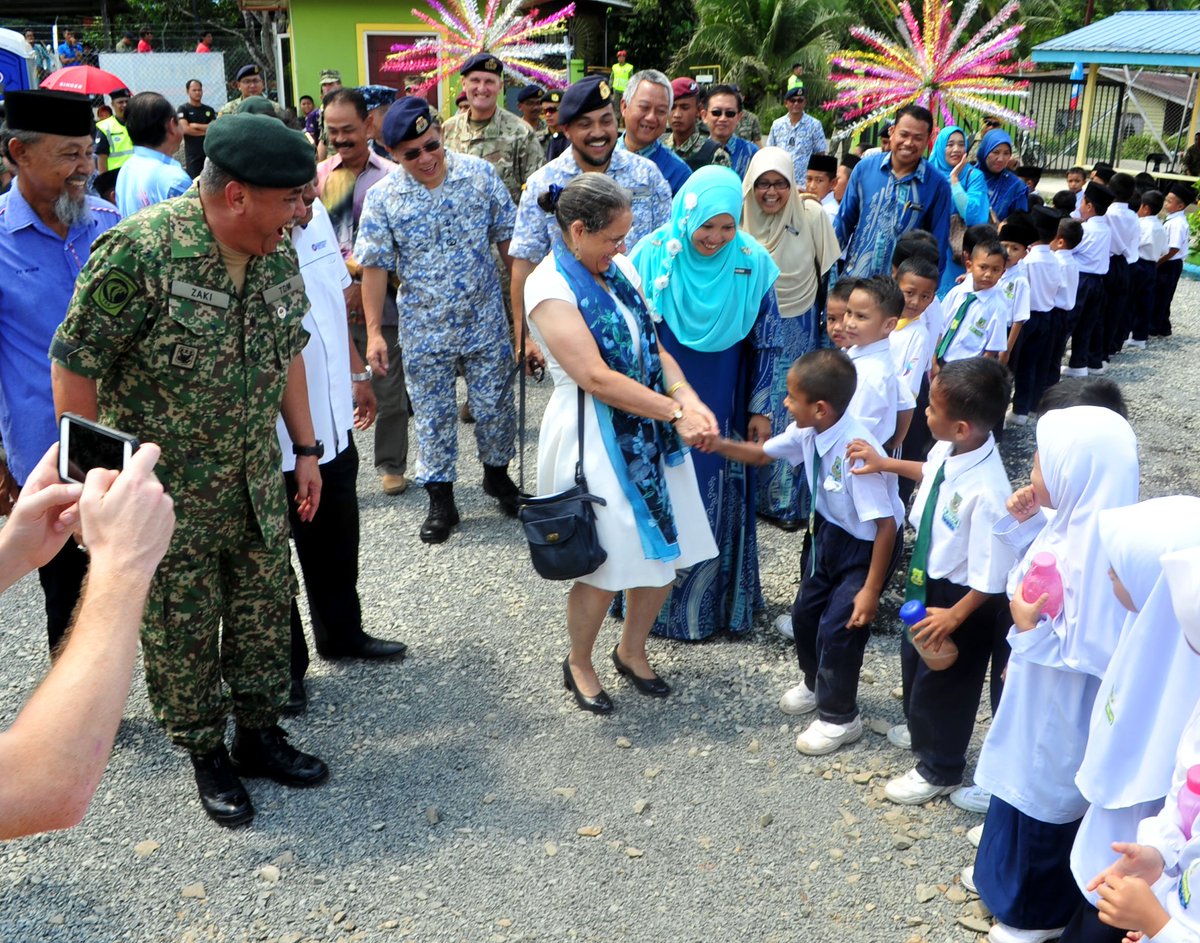 myjointforce's tweet image. Majlis penyerahan Projek Jiwa Murni Kejuruteraan (Engineer Civic Action Programme – ENCAP) pembinaan dewan terbuka dan bangunan kantin SK Kg Jawa.
#DefenceDiplomacy
#PacificPartnership
#teamingforsuccess
#missioneffectiveness
#interoperability
@PacificPartner