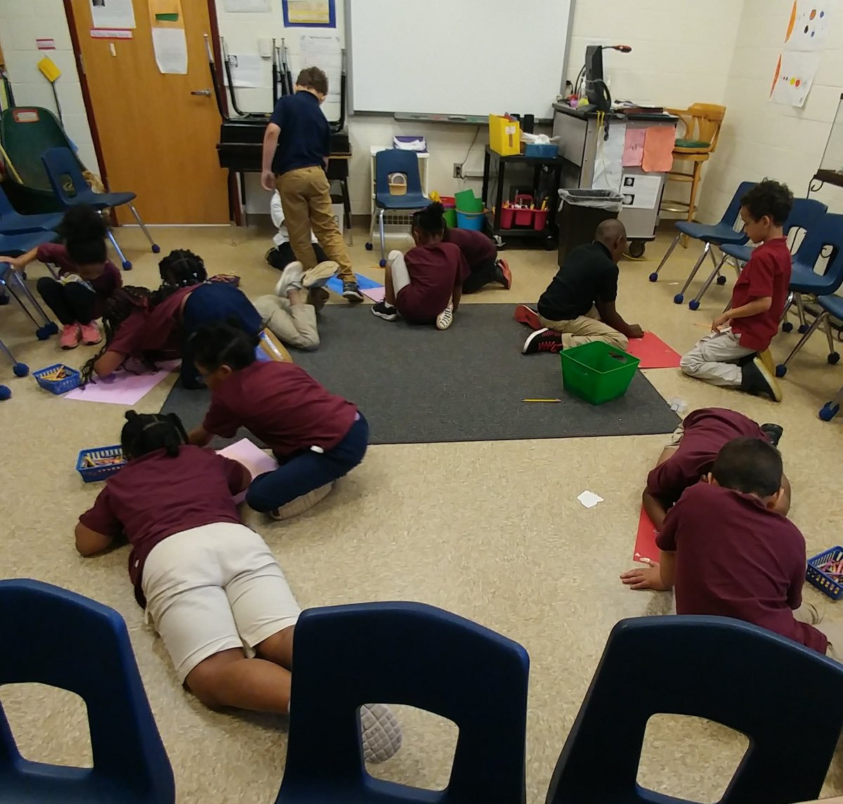 scienceatspeas's tweet image. GrK Bees drawing race tracks for straight, zigzag &amp;amp; round &amp;amp; ro7nd lines. Forces &amp;amp; motion 101! @SpeasGlobal #ExpModelDemo