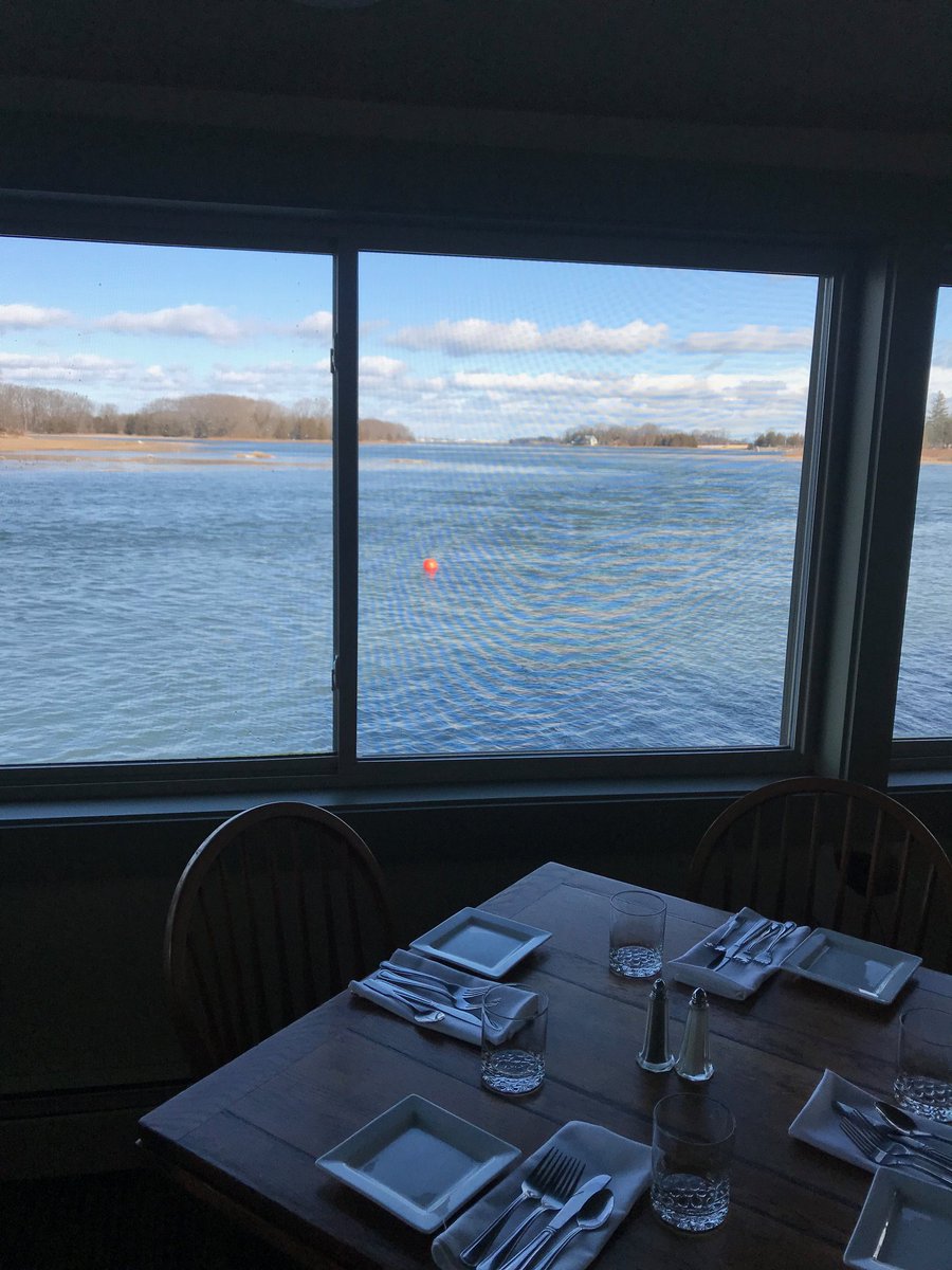 SheasRiverside's tweet photo. High tide. Your View.
#SheasRiverside #EssexRiver #VisitEssex #EssexDining #FreshSeafood #RiverViewDining #HighTide https://t.co/PkFVMwDkLP