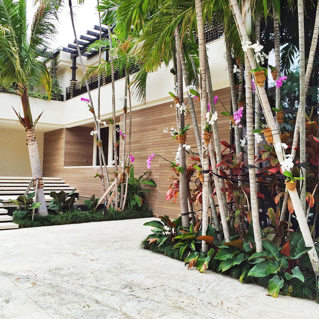 Esthec truly excels in this tropical ambiance by being laminated on the walls of this Star Island residential project. Discover on our blog 3 reasons why Esthec Terrace is the perfect choice for your home: bitly.com/2KtzX0G