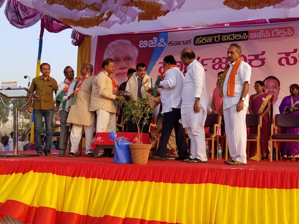 nitin_gadkari's tweet photo. Addressed a public meeting in Nippani Constituency Belgaum, Karnataka . https://t.co/xElOiYFAh1