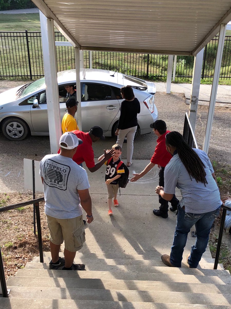 CarverTPSD's tweet photo. Thank you Tupelo Fire 🔥 Dept. for high fives and motivation for our testing! #MKAS #carvercubs #TPSD https://t.co/xrijemxaaJ