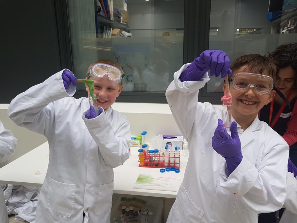 StClementsP7's tweet photo. Our budding scientists! #dundeeuniversity #celebrationofscience https://t.co/NfeRIjvv55