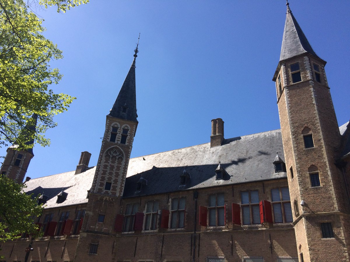 APAOostermeijer's tweet photo. Wat een fijne historische stad is @Gem_Middelburg met dito winkels en mooi @Zeeuwsmuseum #DitisZLd #History https://t.co/BStxut6L0v