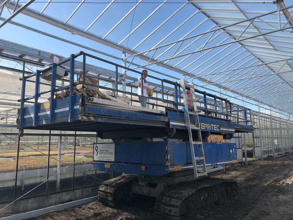 prinsgroup's tweet photo. Ons team werkt hard door aan #kasproject @KwekerijUbink. Beglazen van het dek is gereed en op dit moment zijn de gevels aan de beurt. Ook is deze week gestart met de installatie van het luchtmechaniek.
#Tuinbouw #Kasprojecten #Kassenbouw #TheTotalGrowingSolution #teamwork https://t.co/0syaqnpcko