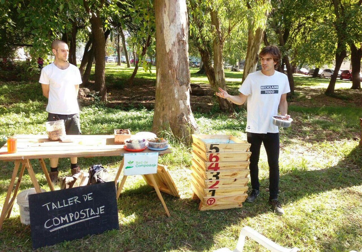 ¡Hola compostador!🐞 Estuvimos en la jornada "Sembrando Salud" capacitando a niños y adultos sobre como reciclar sus residuos orgánicos. ♻🍎

 ¿Qué esperás para empezar a ciclar los recursos? 😃

redcompostaje.org.ar 🐛

#RedCompostaje 🌱 #Compostaje #Talleres