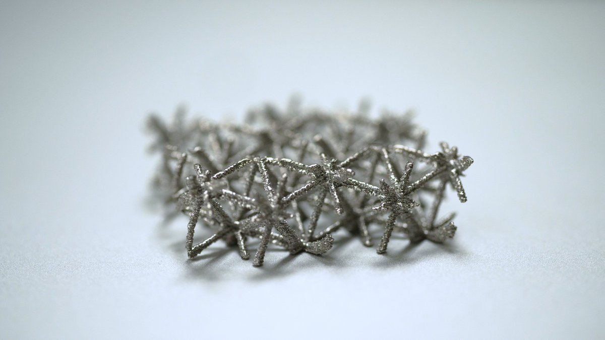 smartereveryday's tweet image. Which one is a best thumbnail?