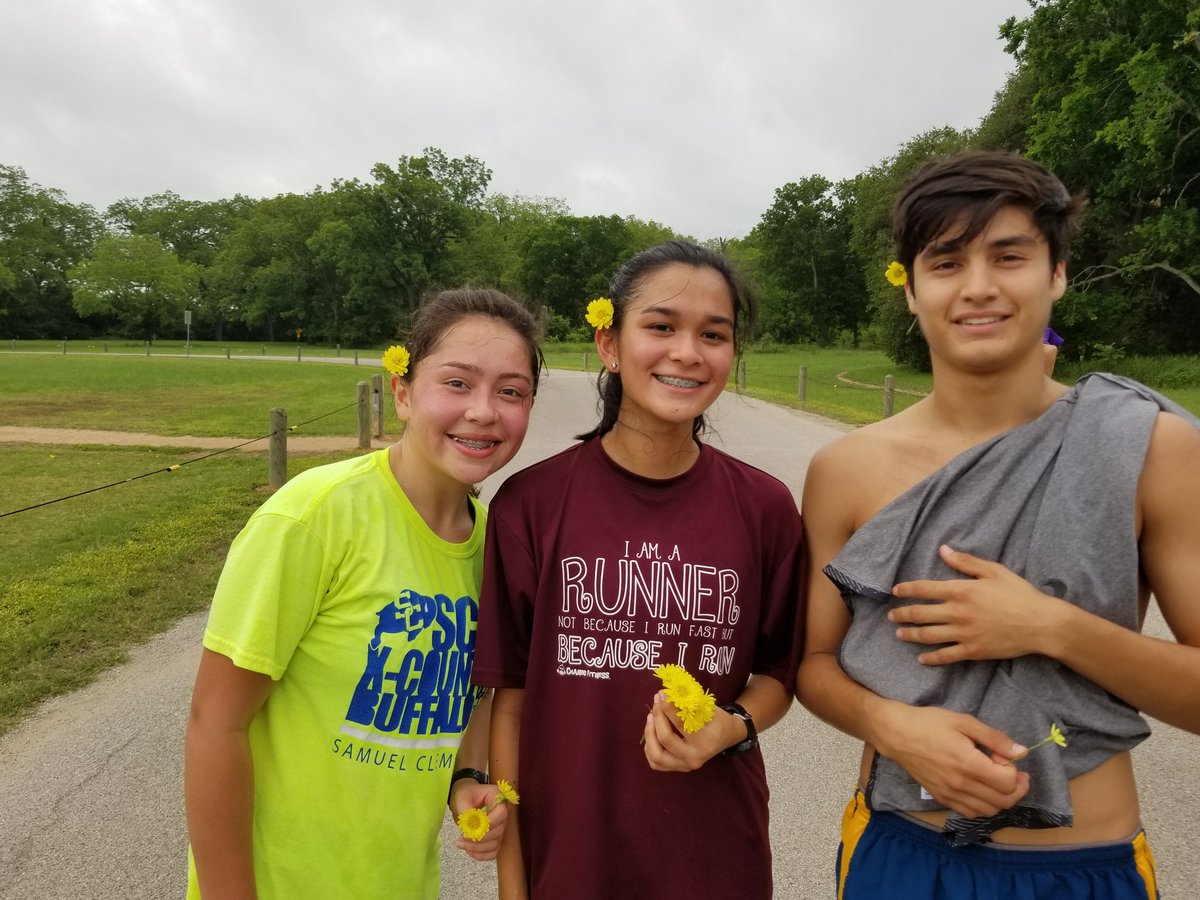 ClemensTrack's tweet photo. Love these kiddos! 7:00 am all year! Way to get it done Clemens XC! https://t.co/hDezUxmVda