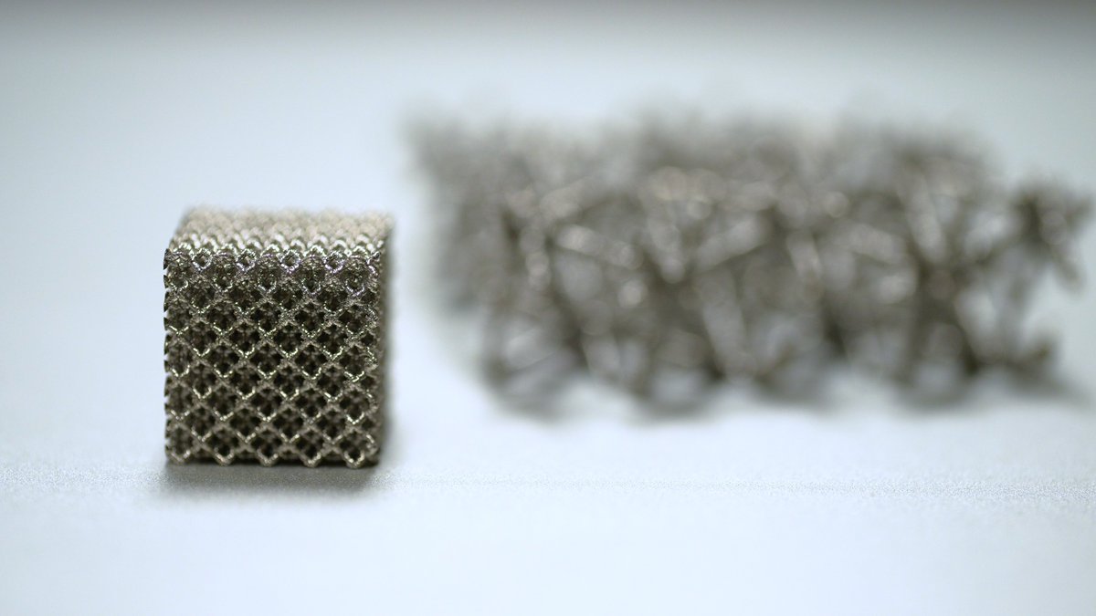 smartereveryday's tweet image. Which one is a best thumbnail?