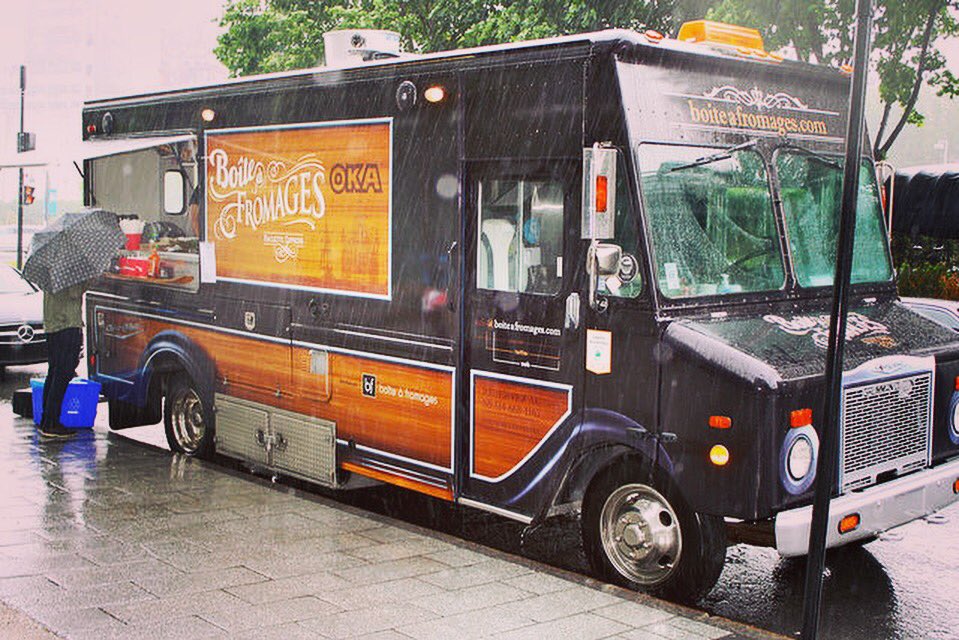 Oui oui! Même sous la pluie, il n’y a que le fromage qui fond  😉🧀❤️ Square Dorchester • 3 mai #boiteafromages #foodtruck #fromage #raclette #cheese #oka #mtl #squaredorchester #eat #pluie