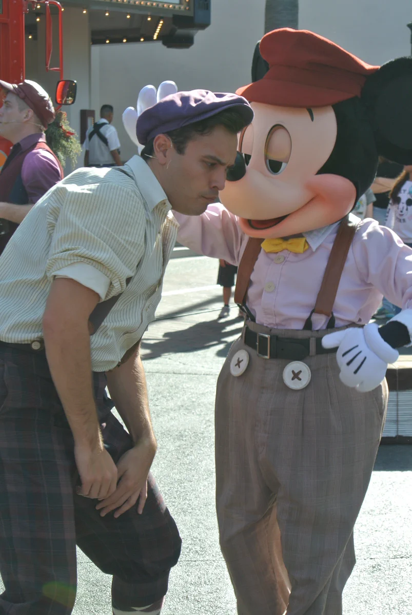 ディズニーランドで偶然撮れた、ちょいワルミッキーがジワる画像ｗ