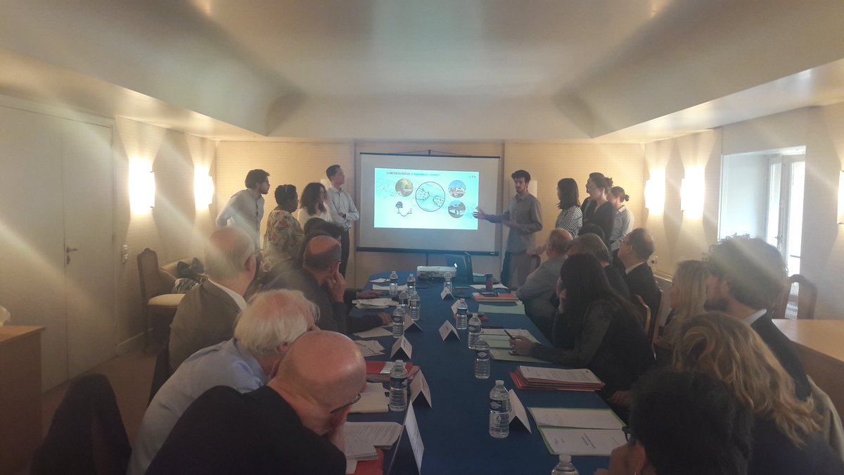 i_ergapolis's tweet photo. Aujourd'hui, jury final du concours Ergapolis saison 8 sur la vallée de la Seine.
L'équipe Delta présente une dernière fois son projet de développement économique et touristiques des îles de @ManteslaJolie_ 
@iledefrance 
#concoursergapolis
#saison8
#valleedelaseine https://t.co/MYAXkMhe1q