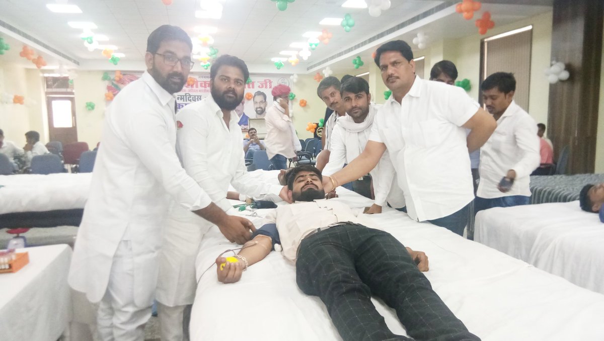 HemantvijayIN's tweet photo. #चाकसू_विधानसभा_058
#happybirthdayashokgehlot
#Program_2

राजस्थान के गांधी जननायक @ashokgehlot51  के जन्मदिवस पर #Blood_Donate करते हुए।। https://t.co/iw5b72x6xe