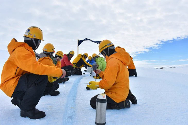 命がけ！南極観測隊による氷山流しそうめんの様子がこれｗｗｗ