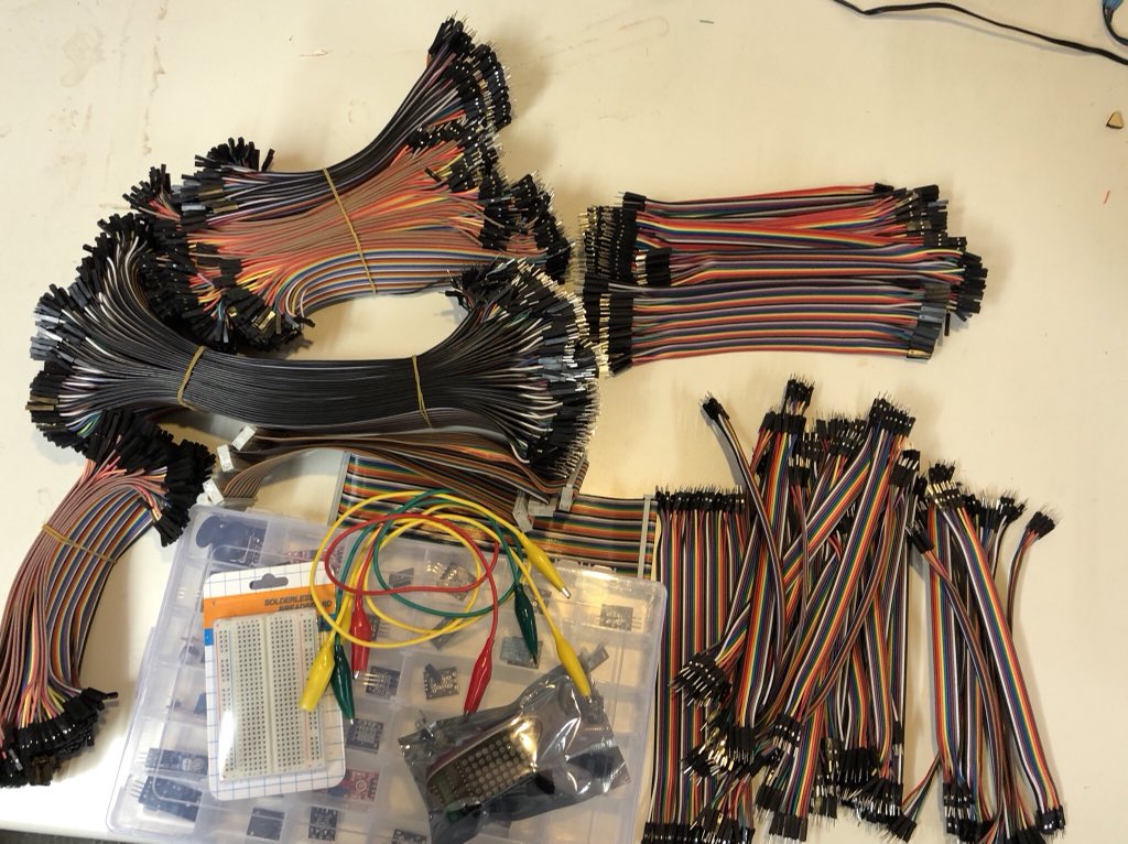 Maddi_EF's tweet image. Vielen Dank an @codingworld ... euer  Paket ist angekommen. @makerspace_ef @bytespeicher_ef #devoxx4kids #codingkids #makerkids #makerspace #diy #erfurt