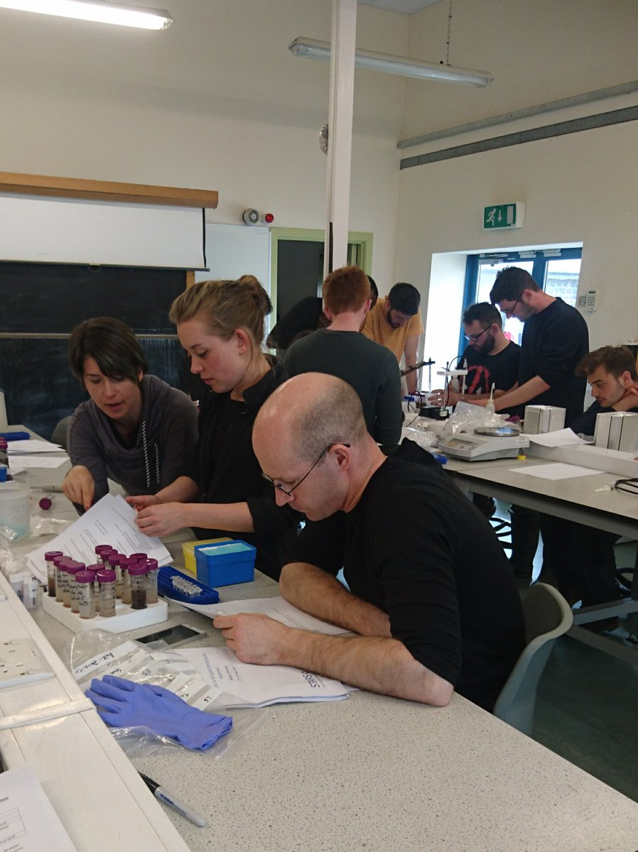 Dave_Chadwick_'s tweet photo. ....and after a quick lunch break, its on to the lab analyses of soil quality indicators #starsoil @bangorsoil @STARScdt https://t.co/GswIr0xlPW