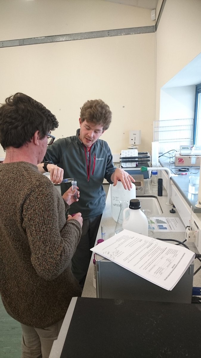 Dave_Chadwick_'s tweet photo. ....and after a quick lunch break, its on to the lab analyses of soil quality indicators #starsoil @bangorsoil @STARScdt https://t.co/GswIr0xlPW