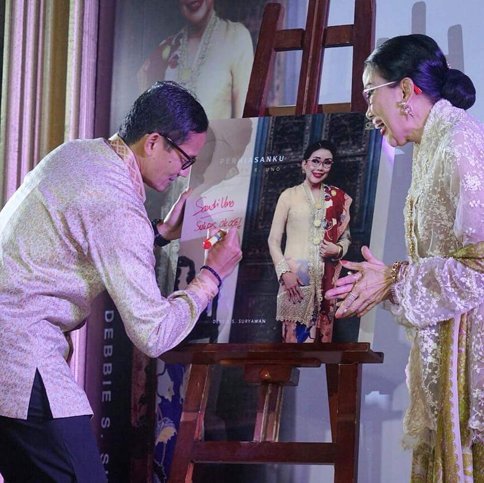 sandiuno's tweet photo. Selamat untuk Ibunda tercinta Mien Uno atas peluncuran buku ‘Perhiasanku’. Semoga memberi nilai dan manfaat bagi para wanita Indonesia, serta memicu minat wanita Indonesia untuk terjun bergiat di wirausaha industri kreatif kerajinan Perhiasan. https://t.co/vu423vwErU