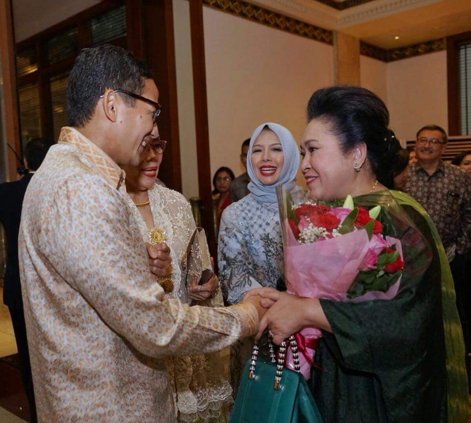 sandiuno's tweet photo. Selamat untuk Ibunda tercinta Mien Uno atas peluncuran buku ‘Perhiasanku’. Semoga memberi nilai dan manfaat bagi para wanita Indonesia, serta memicu minat wanita Indonesia untuk terjun bergiat di wirausaha industri kreatif kerajinan Perhiasan. https://t.co/vu423vwErU