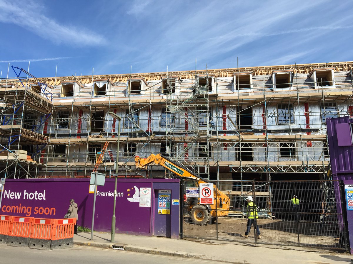 BowsherKevin's tweet photo. At last, a decent day to crack on with our @premierinn Epsom project. @ikopolymeric #armourplan single ply almost complete. Now full steam ahead with the slates and lead work. @ISD_Solutions @Dribuildgroup https://t.co/BbCCcPhTXQ