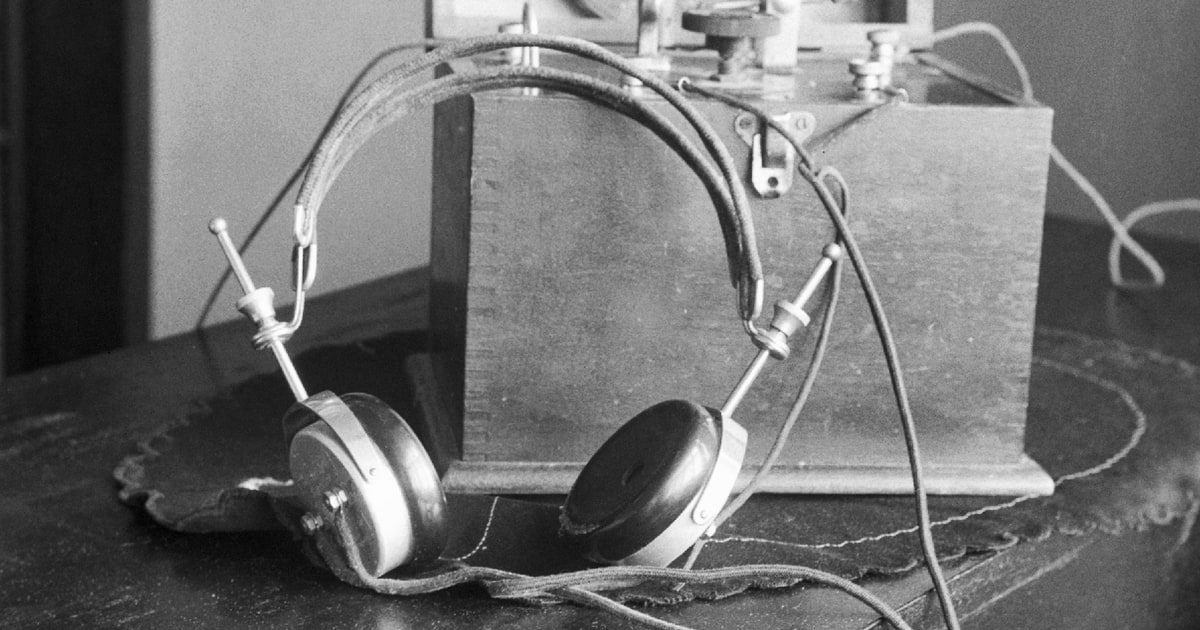 iQTech on Twitter: "The world's first headphones we're invented in 1910 by a man called Nathaniel Baldwin. They were made by hand in his kitchen and later sold to the U.S Navy.