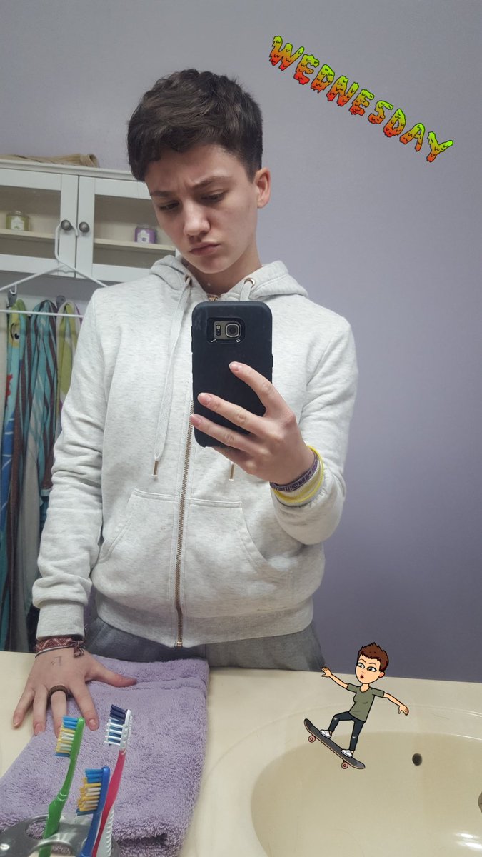 __haley__14's tweet photo. Here's to the weather getting warmer, my hair getting longer, & my smile getting wider. Despite the bullshit in these last 4 months I got this. S is counting on me. I want to live my life for her and through her. She gives me purpose. 4 month transformation. π#SmilingForSimone https://t.co/nIKEHHG3zt