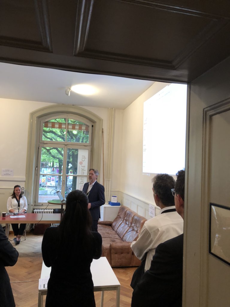 Full house! <a href="/Franz_Kummer/">Franz Kummer</a> präsentiert den LawDesk am #WeblawForum #LegalTech lawdesk.ch