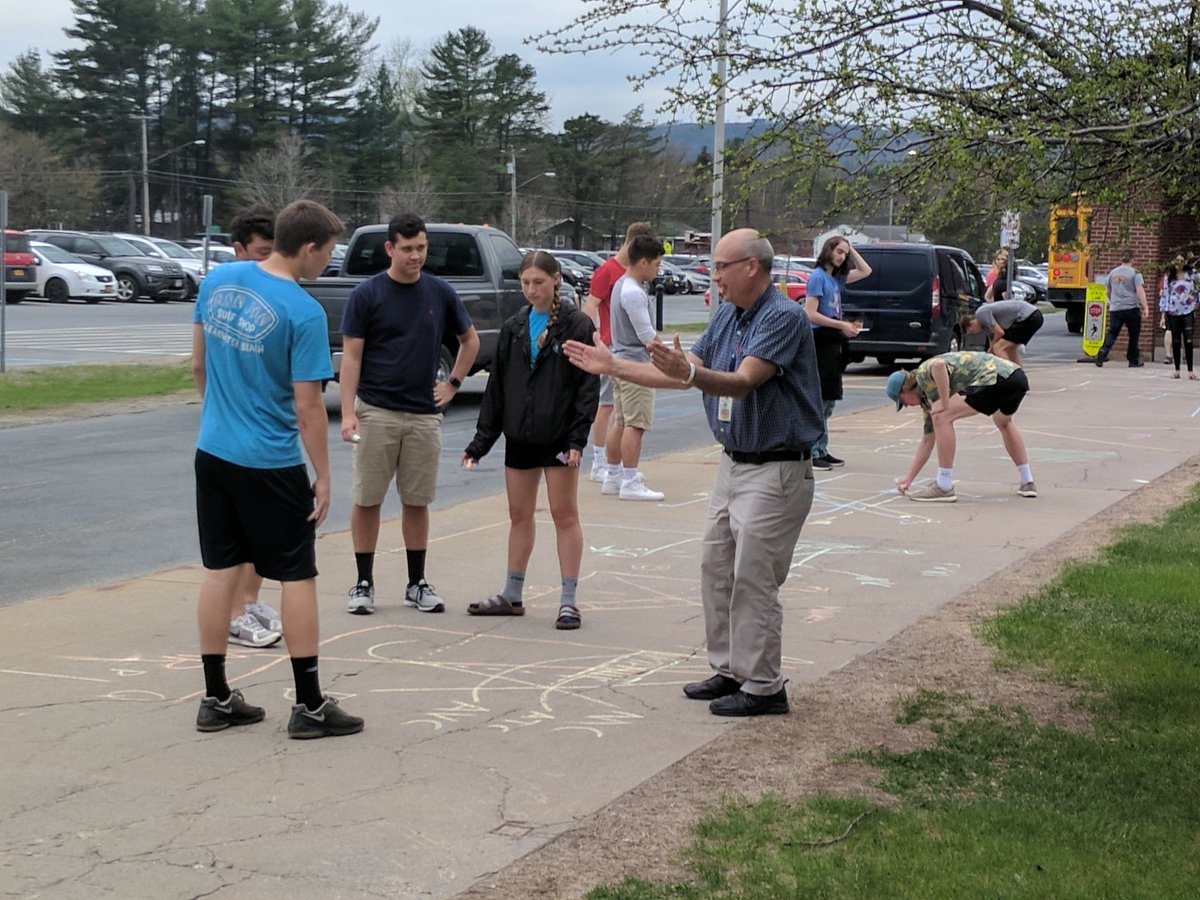 MrBakerQHS's tweet photo. Mr Burns' Microeconomics class sharing their knowledge in team format on the sidewalk. #Qnited https://t.co/elEY13Mx5b