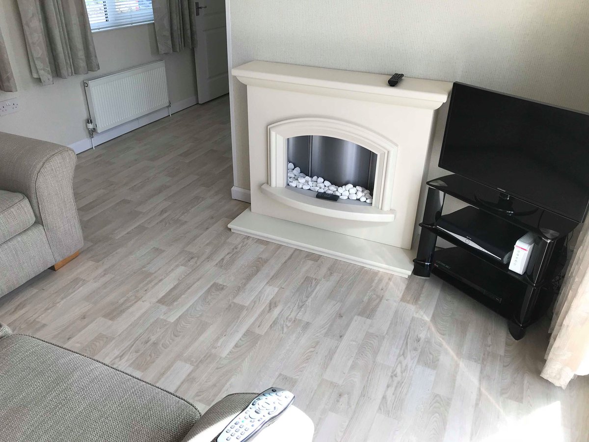 bristolfloorltd's tweet photo. Our customer this morning was fed up of constantly cleaning her cream carpet and decided it was time to switch to cushion vinyl! Product is @TarkettUK Purestyle "Robur White" https://t.co/d1Xc7u81sG