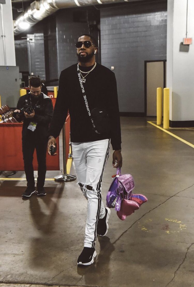 tellTash's tweet photo. Has anyone figured out the story behind these little winged bags? @spidadmitchell @BucketsONeale00 #takenote @utahjazz https://t.co/9JHLPywfa4