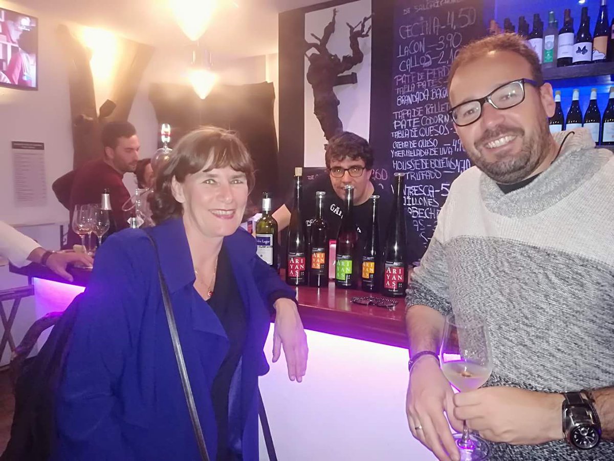 EnocionesW's tweet photo. Anoche en Microbodega Urbana en Valladolid, nuestra Bodeguera Clara Verheij ofreció una magnífica cata de sus vinos Ariyanas de la Axarquía Malagueña.
La semana que viene contaremos con su presencia durante el Salón del Gourmet. Os esperamos! https://t.co/RbPKZ7OSTR