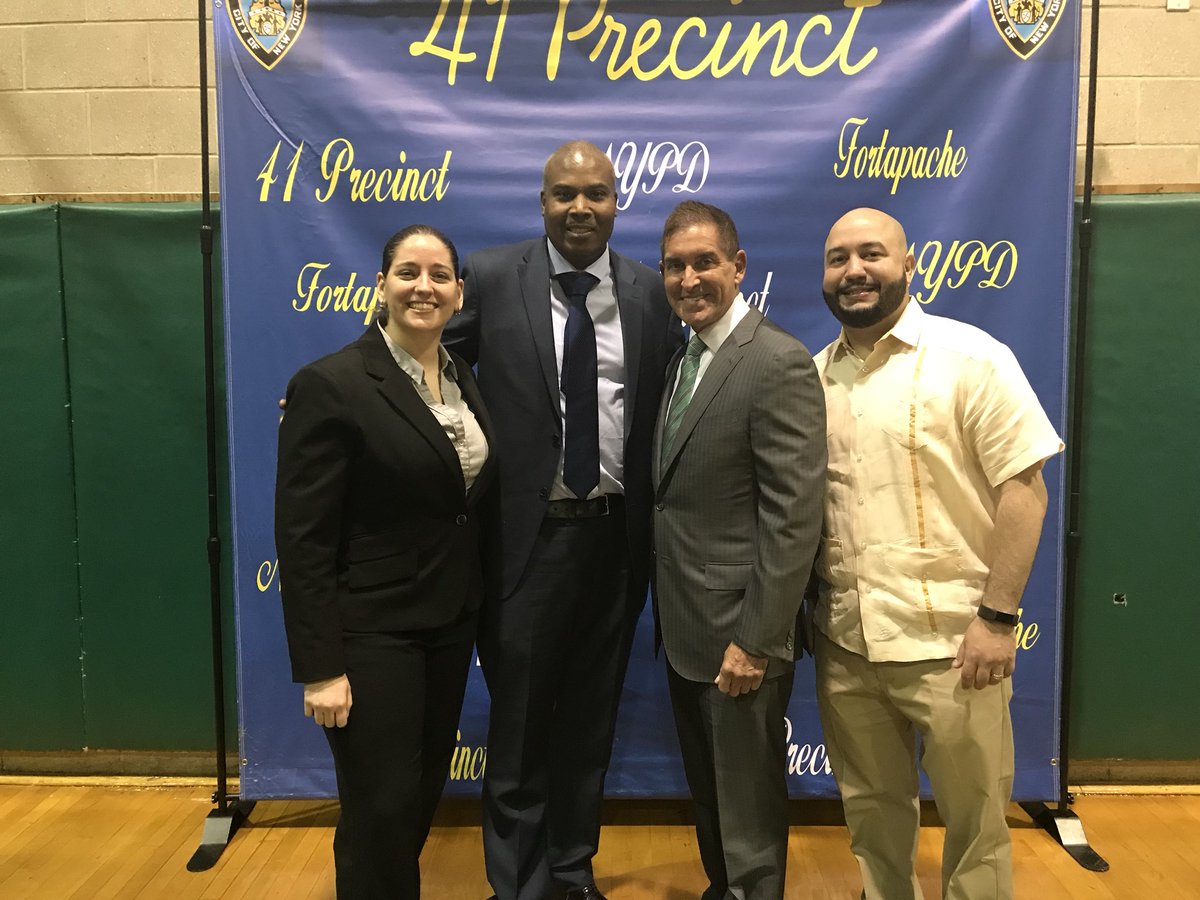 DwayneAvilar's tweet photo. Thank you @NYPD41Pct  for a wonderful community event!
@Making8Great @PS48Music 
#nypd #awards #huntspoint #leaders #nycdoe @Salamancajr80 @JeffKleinNY https://t.co/m2lONFM3ew