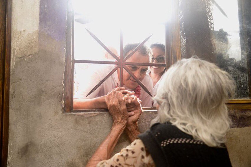 —¡Señor Cuauh… por favor déjeme ir!
—Ya le preguntamos, señora… ¿America o Chivas?
—Es que entienda, soy de Guadalajara.
—¡CORTEN SU RACIÓN DE COMIDA A LA MITAD!