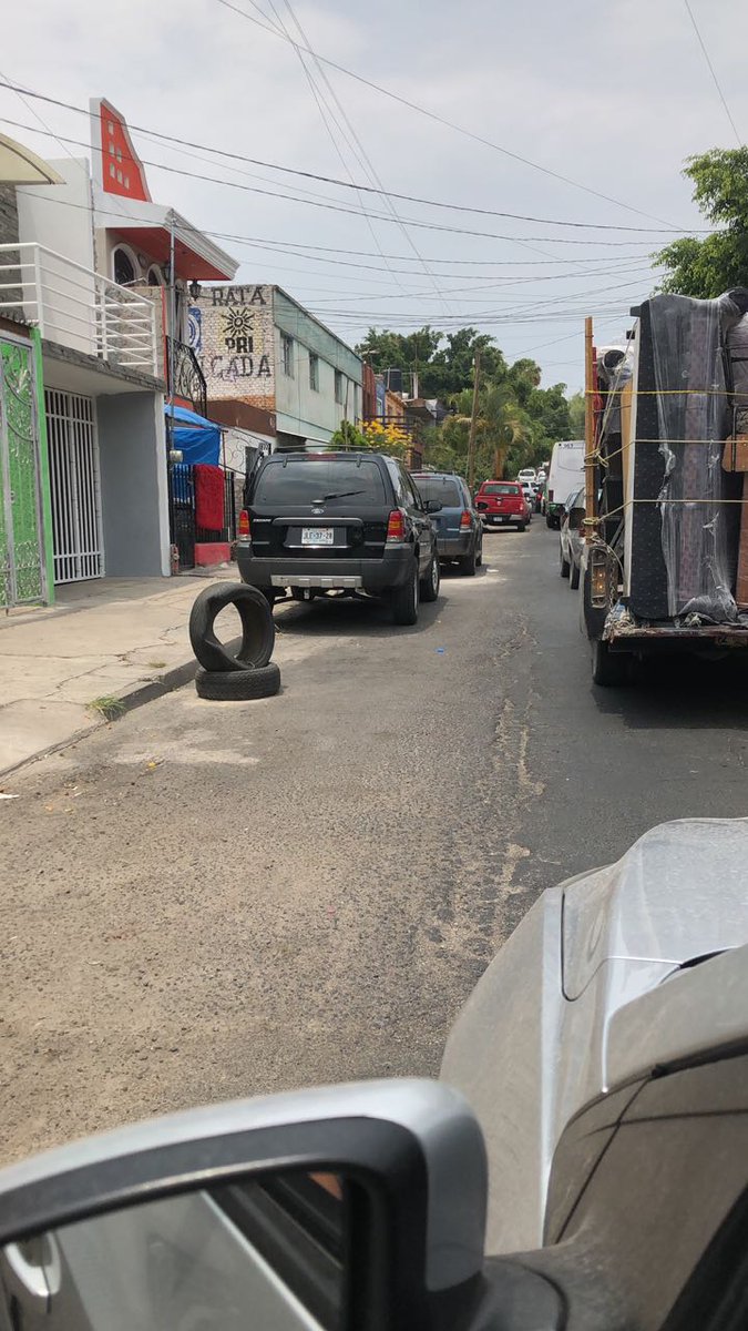TabachinesU's tweet photo. Urgen agentes viales en la entrada y salida de Tabachines  muy difícil entrar y salir de la colonia @MovilidadJal https://t.co/nQKwHFtcp9