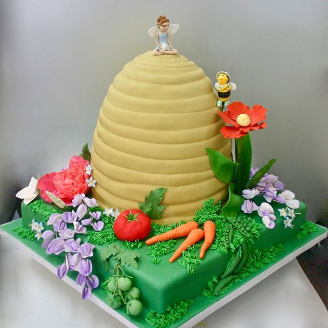 CTRBoston's tweet photo. Love this family whose cakes I've been creating forever!  This was for a wedding for a farmer/beekeeper and dentist (tooth fairy :-)
#toothfairyandhappybeecake #toocuteforwords #love
.
.
.
.
.
#bobweddings2016 #bestofboston #bostonwedding #flashesofdelig… https://t.co/gr4tPR3NTu https://t.co/QfKpTjXbl3