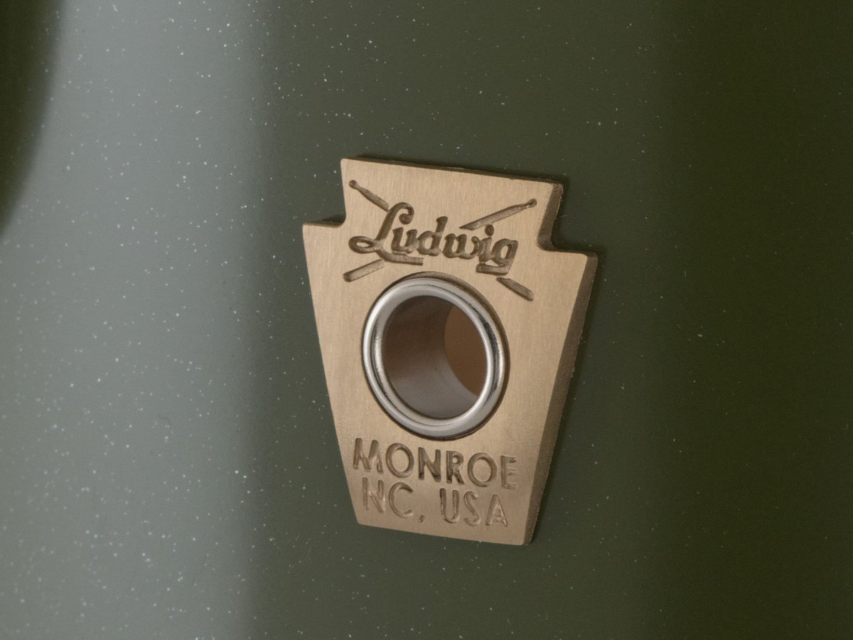LudwigDrumsHQ's tweet photo. A look at the Heritage Green and Blue solid paint finishes, an homage to the Ludwig Blue and Olive colors, available for Classic Maple and Legacy Maple drums.
#LudwigDrums #HeritageGreen #HeritageBlue #ClassicMaple #LegacyMaple #Drums https://t.co/Eot6xSN5FD