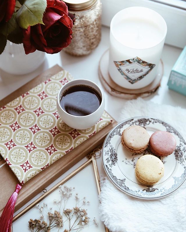 Lespetitsriens's tweet photo. Jeudi 💕Les journées se suivent et se ressemblent, boulot, boulot... Belle soirée ✨
______
#lespetitsriens #myjoliecandle #myjoliesurprise #parisianlifestyle #coffeeaddict #coffeelover #coffeegram #macarons #cettesemainesurinstagram #gourmandise #hygg… https://t.co/S3i4vUarZn https://t.co/T1VBVteHDw