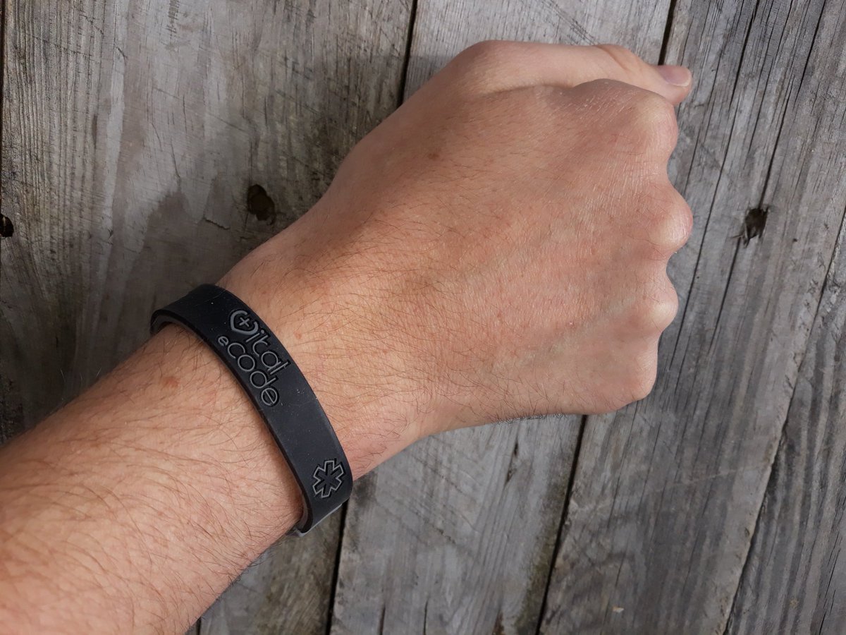 RemiSzk's tweet photo. Voici @Vitalecode, mon ange gardien lors de mes sorties trail et vélo ! Ma fiche d'urgence est sur ce bracelet au cas où il m'arrive un pépin, les secours sauront tout de moi. #vitalecode https://t.co/XdV9N1x7Zs