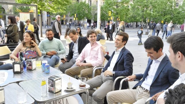 Csarralde3's tweet photo. Quien dice que no hay convivencia en vascongadas? Aquí estamos en .@arraldeherriko tomando unos tragos. https://t.co/81dkFCGhuH