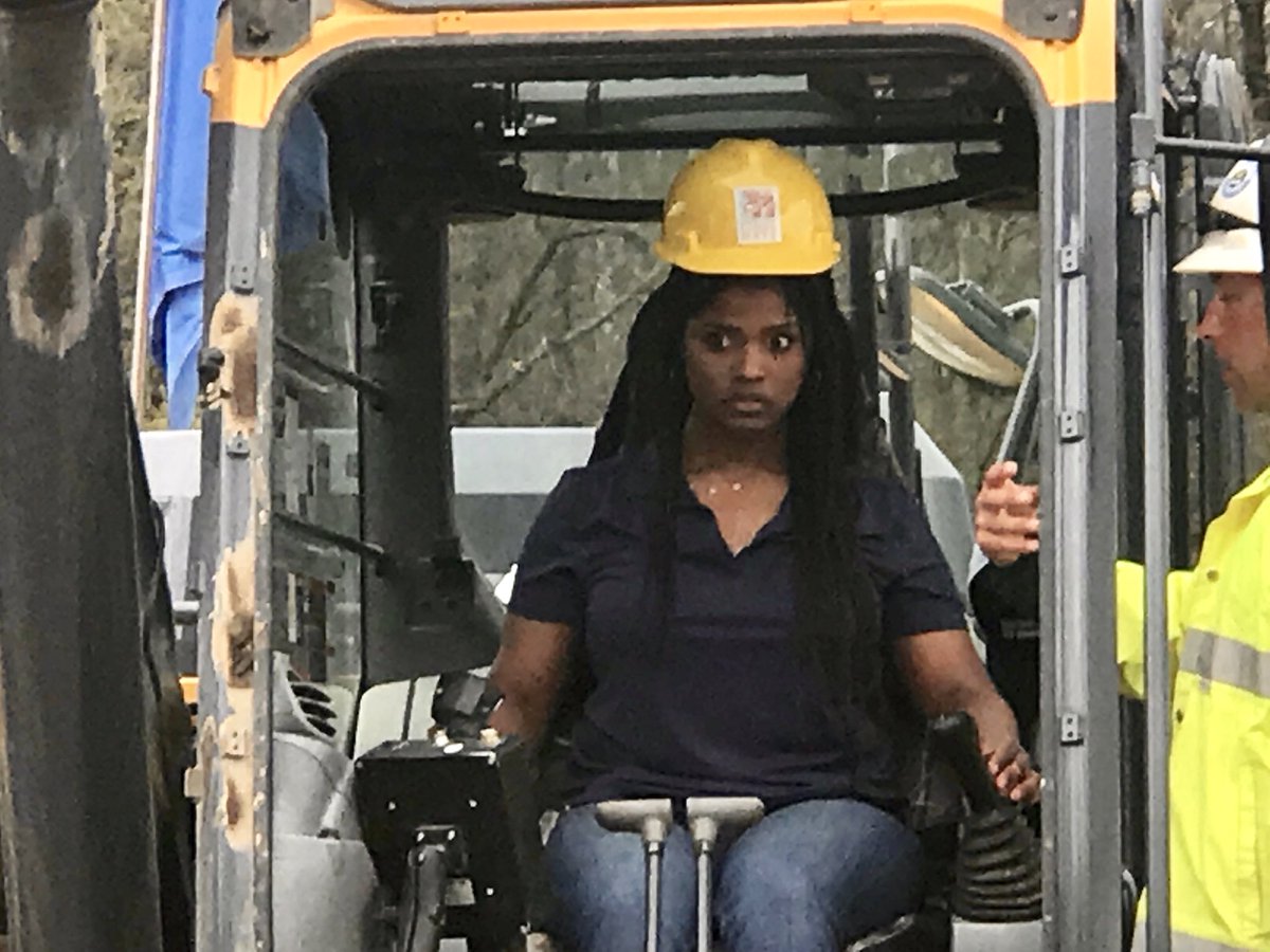 licialaren's tweet photo. Had fun watching 2,000 students find out what careers in construction are like in 2018 w/ @OE_324 at #MICCD👷🏾♀️ and I didn’t break anything. #GoingPROinMI https://t.co/rUd0Jgh03T