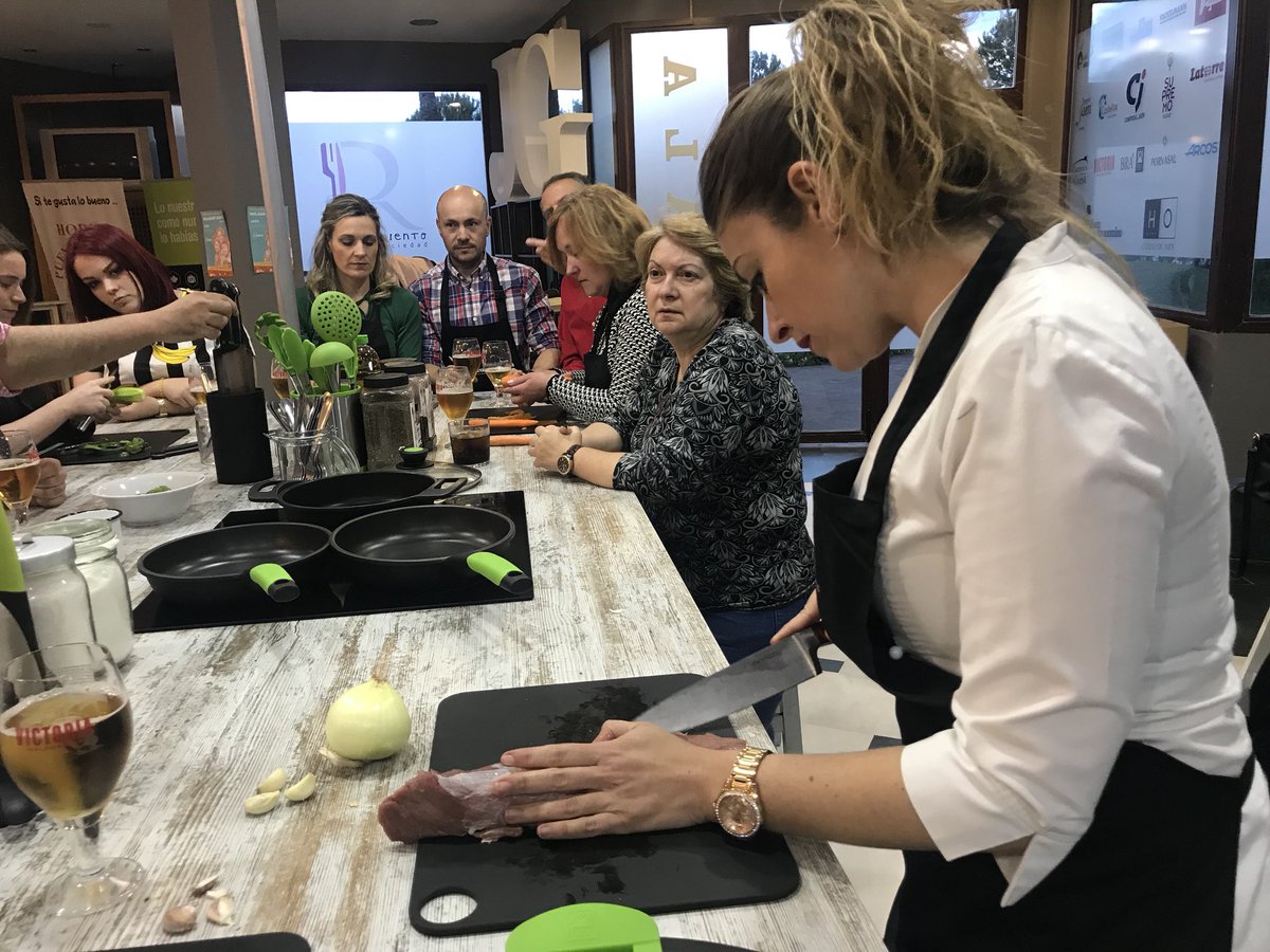 JaenGastronomco's tweet photo. Da comienzo el taller de cocina organizado para el Colegio de Periodistas de #Andalucía y la Asociación de Prensa de #Jaén.
A los fogones, Verónica Toledano de @cookyartoledano. 🔪🔪

#JaénGastronómico https://t.co/wH5y8qymQJ