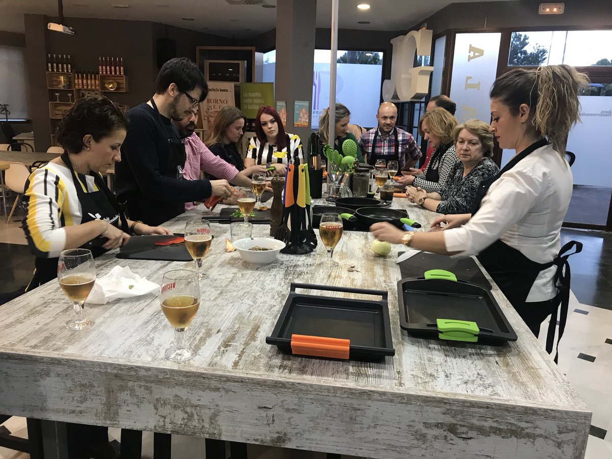 JaenGastronomco's tweet photo. Da comienzo el taller de cocina organizado para el Colegio de Periodistas de #Andalucía y la Asociación de Prensa de #Jaén.
A los fogones, Verónica Toledano de @cookyartoledano. 🔪🔪

#JaénGastronómico https://t.co/wH5y8qymQJ
