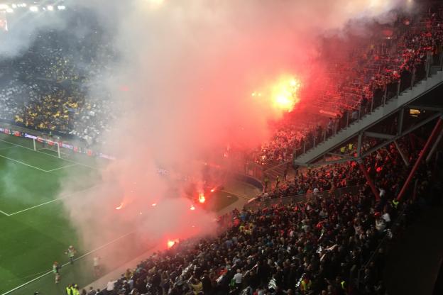 lequipe's tweet photo. Le parcage des supporters marseillais en ébullition https://t.co/1jJzhI4x9y https://t.co/1alLUFI8ST