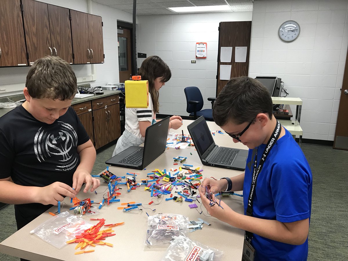 JerleckiTechLab's tweet image. Finishing up @Flybrix drones w @HALA5atCIS #techclub for some flying fun @Concord_IS #concordpride